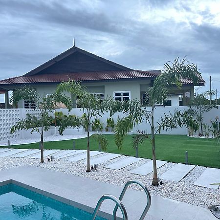 Home In Terengganu With Private Pool Kuala Terengganu Buitenkant foto