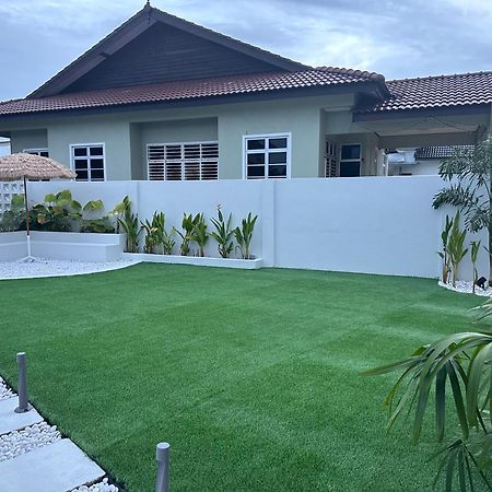 Home In Terengganu With Private Pool Kuala Terengganu Buitenkant foto